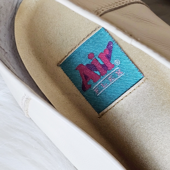 Air Flex Genuine Leather Studded Flat Loafers Cream Gold Embellished Shoes Sz 11 - Picture 3 of 16